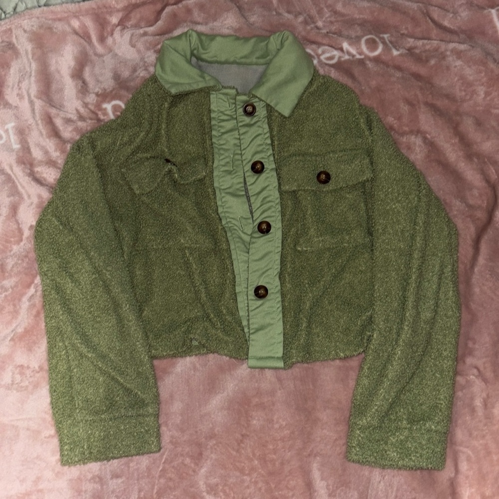 green cropped button-up jacket💚